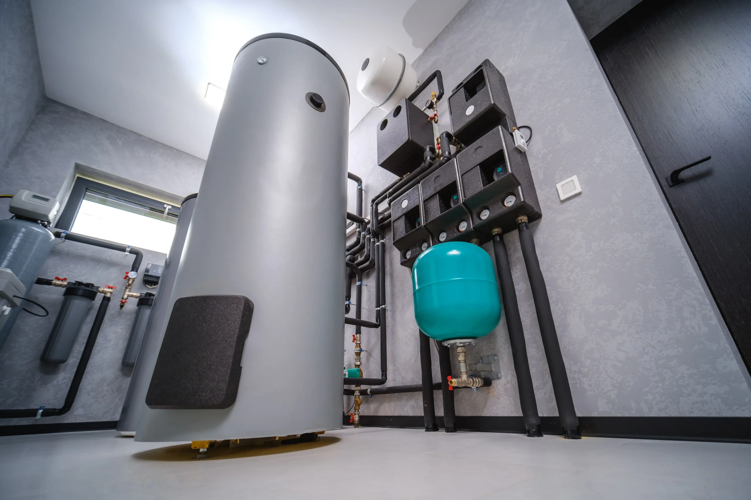 Värmepumpsinstallation i skåp av GASHI Ventilation & Värmepumpsservice AB i Laholm.